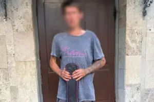 Інцидент стався на Арсенальній площі, куди звернувся 36-річний місцевий мешканець з повідомленням про пограбування