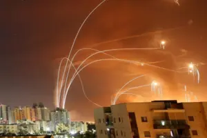 США зараз мають значно більше силових можливостей на Близькому Сході, ніж у квітні, коли Іран випустив сотні ракет по Ізраїлю