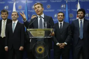 Раніше влада Грузії заявляла, що швейцарський банк Credit Suisse не повертає Іванішвілі (за трибуною) $2 млрд