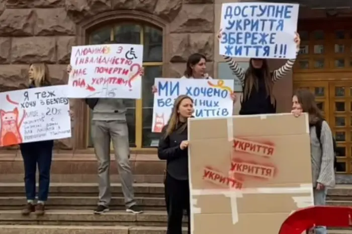 Що не так із укриттями у столиці? Під КМДА пройшов мітинг активістів (відео)