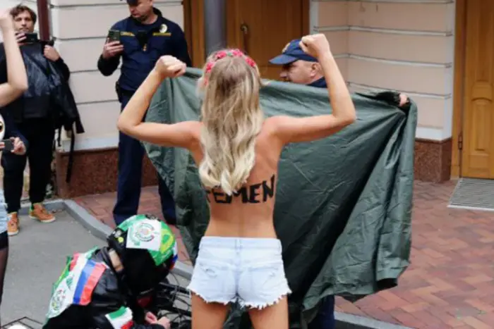 Активістки Femen влаштували перформанс із роздяганням біля посольства Ірану (фото)