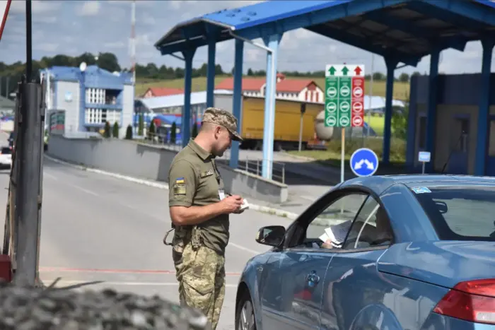 На Рівненщині чоловік порізав руки на контрольно-пропускному пункті