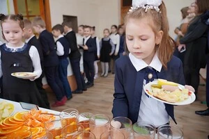 В Україні запроваджено безкоштовне харчування для учнів початкових класів на 2024 рік