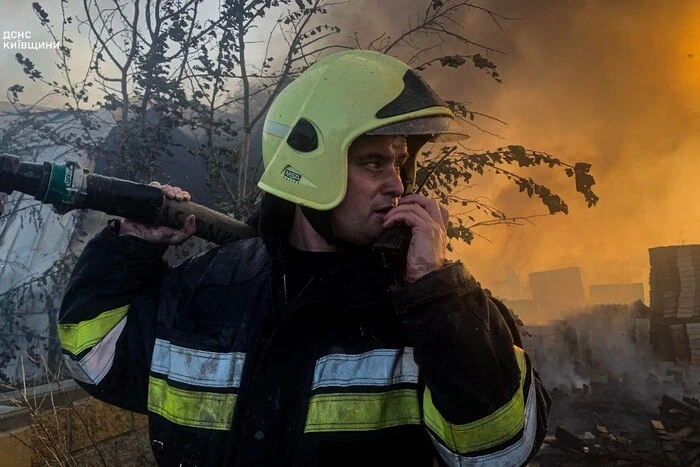 Уламки впали на територію школи: що відбувається у Києві після ракетної атаки РФ 