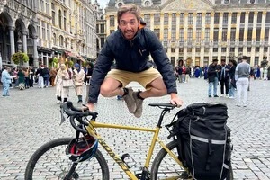 Під час подорожі журналіст побував у п'яти країнах: Україні, Польщі, Німеччині, Нідерландах та Бельгії