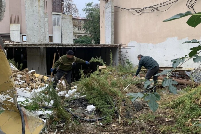 У Києві будівельники розбирають руїни садиби Зеленських, попри накладений на неї арешт