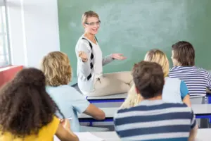 Питання підняття зарплати для вчителів передбачає збільшення заробітку абсолютно всіх освітян