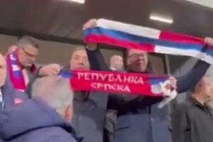 Після виконання національних гімнів Вучич підняв шарф, на якому були зображені прапори Росії та Сербії