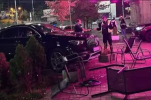 24-річний керманич автомобіля Mercedes-Benz, не впоравшись з керуванням, виїхав за межі проїзної частини на тротуар