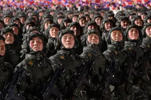 Північнокорейські чоловіки, які підписали петиції про вступ до армії, нібито «сповнені рішучості боротися у священній війні»