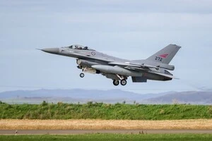 Норвезький винищувач F16 злітає з бази Суда-Бей на Криті 