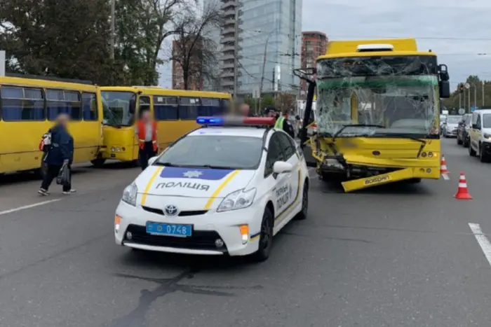 На ВДНГ тролейбус в’їхав в автобус, рух ускладнений (відео)