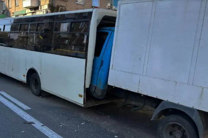 У Києві вантажівка вʼїхала в маршрутку в годину пік (відео)