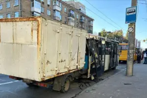 Жінку затиснуло на пасажирському сидінні: нові подробиці ДТП на Солом'янці (відео)