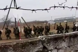 Ймовірно, корейські військові в селищі Сергєєвка, Росія, жовтень 2024. 