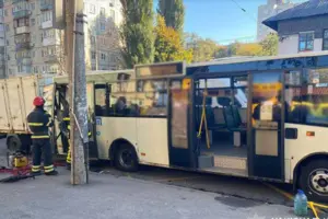 ДТП за участі вантажівки та маршрутки: стало відомо про загиблу (фото)