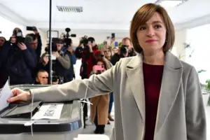 За результатами виборів у першому турі на першому місці опинилася чинна президента Молдови Майя Санду