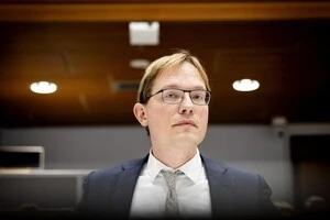 Якщо ван Хоуелінген буде визнаний винним у кримінальному злочині протягом року, він повинен сплатити штраф