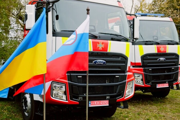 ДСНС отримала від Словенії тягачі для розмінувальної техніки