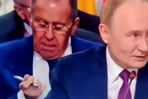 Лавров, поколупавшись у носі, почав уважно розглядати свого пальця замість того, щоб слухати промову диктатора Путіна