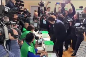 Прем’єр-міністр Іраклі Кобахідзе є головою виборчого штабу правлячої проросійської партії «Грузинська мрія»