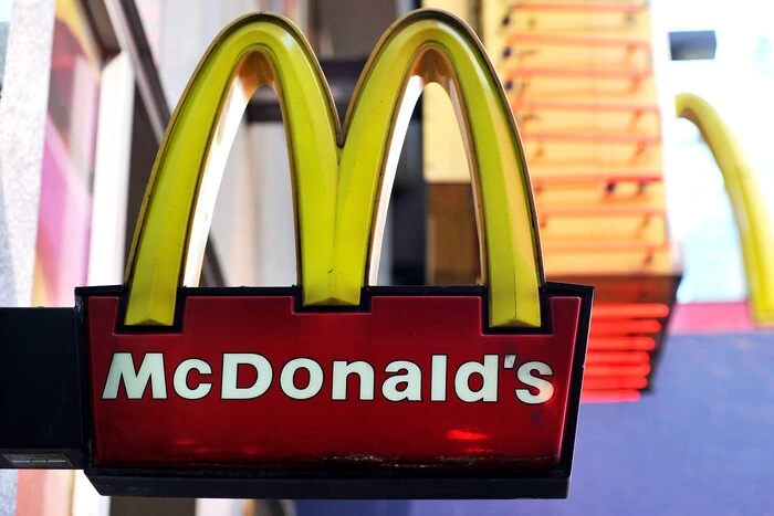 Через отруєння у McDonaldʼs мережі швидкого харчування викреслюють з раціону цибулю