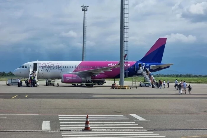 У Грузії блискавка двічі влучила у літак Wizz Air