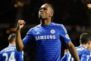 На відео Дідьє Дрогба тримає нагороду і вручає «Золотий м'яч»