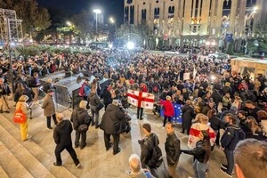 Протестувальники почали збиратися біля будівлі парламенту на проспекті Руставелі