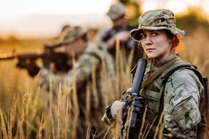 В уряді відзначили, що новий порядок забороняє будь-які форми дискримінації військових за гендерною ознакою