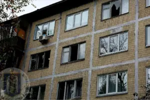 Пошкоджено вікна у трьох п'ятиповерхових житлових будинках та у двоповерховій адміністративній будівлі