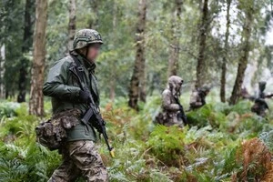 Нещодавні зміни до Кримінального Кодексу України дозволяють судам ухвалювати рішення не ув’язнювати військових, які вчинили СЗЧ, а дозволити їм повернутися на службу