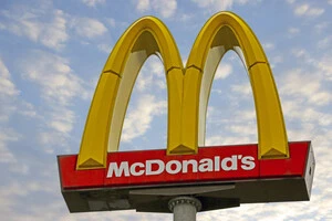 Наразі гамбургерами McDonald's отруїлися 90 людей, один із пацієнтів помер