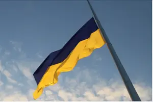 Через прогнозовану негоду в Києві приспущено головний прапор країни