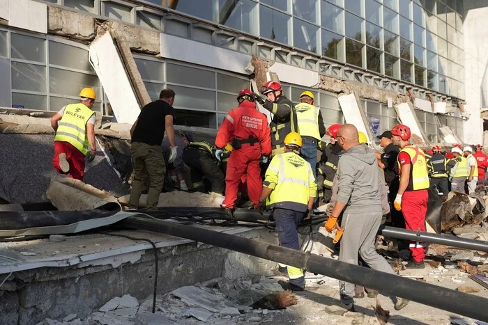 У Нові Саді обвалився дах вокзалу, відкритого після реконструкції