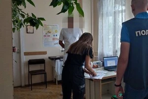 Завідувач офтальмологічного відділення однієї з районних лікарень Тернопільської області продавав пацієнтам заборонений в Україні препарат, що не призначений для лікування очей