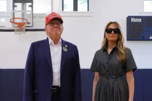 Трамп прибув на свою виборчу дільницю в Палм-Біч разом з дружиною