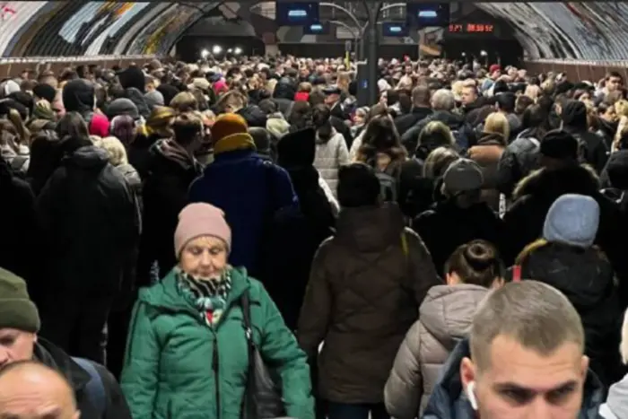 Столичне метро через тривогу переповнене людьми (відео)