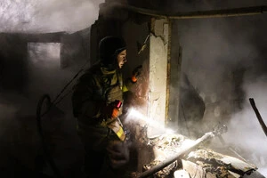 Від самого ранку комунальні служби ліквідовують наслідки дронової атаки по Миколаєву