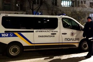 Наразі на місці події працює слідчо-оперативна група, криміналісти та інші профільні служби