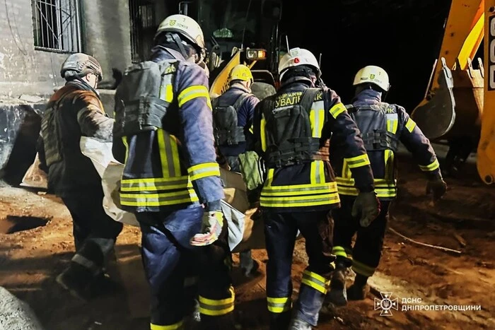 У Кривому Розі з-під завалів дістали тіло жінки та удар ракетами по Харкову: головне за ніч 12 листопада