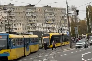 На Кибальчича трамвай зійшов із рейок (відео)