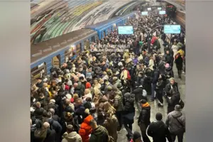 Метро працює з обмеженнями: у столичній підземці велике скупчення людей (відео)