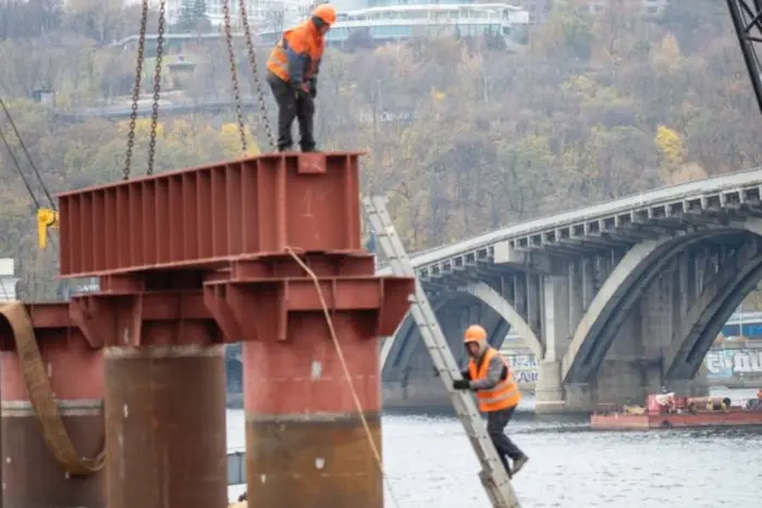 Столична влада показала стан мосту Метро, на якому тривають протиаварійні роботи