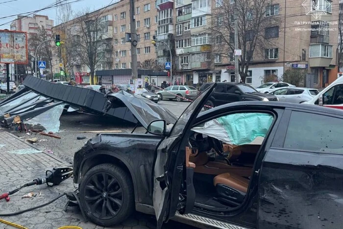 ДТП у Хмельницькому: автівка влетіла в зупинку громадського транспорту 