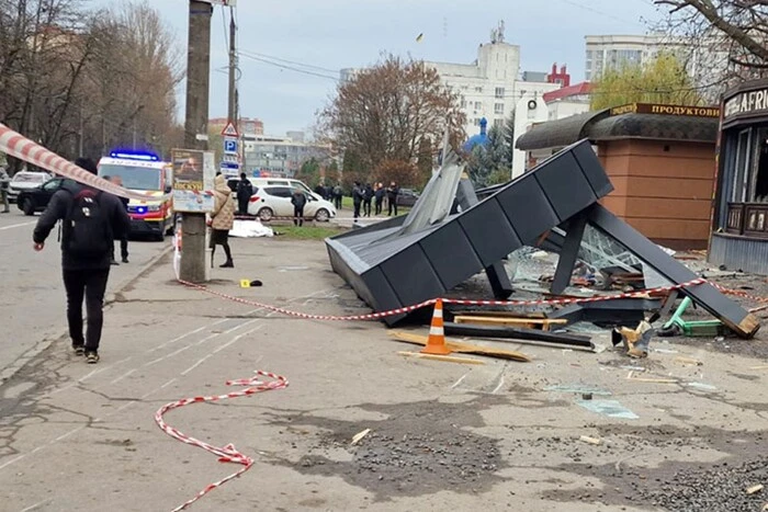 У Хмельницькому нетверезий водій BMW в'їхав у зупинку. Троє жінок загинули