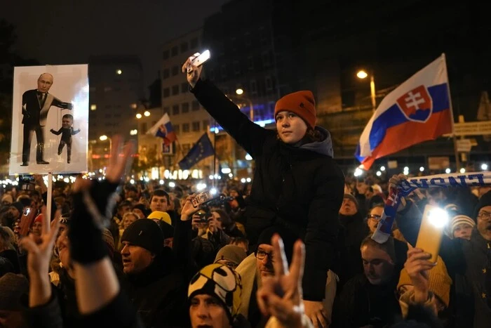 У Словаччині пройшов масовий мітинг проти політики популіста Фіцо