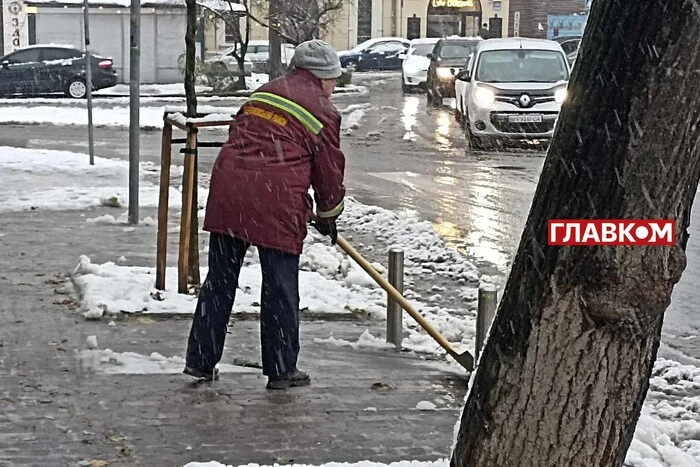 У столиці виведено на дороги понад 250 одиниць техніки для подолання негоди