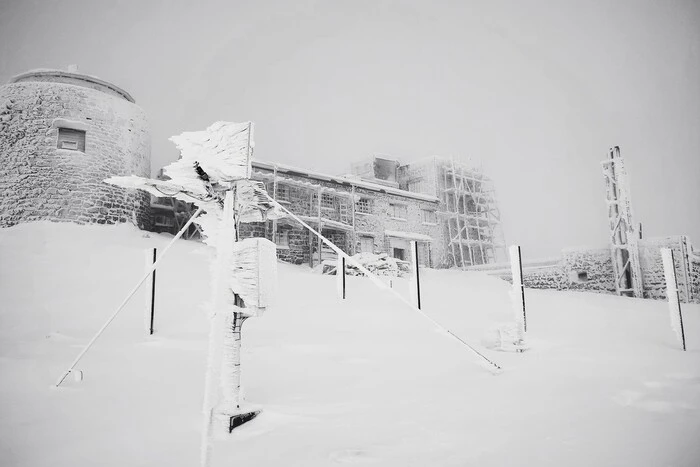 Снігові замети до метра та мороз: у Карпати прийшла екстремальна зима