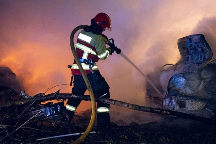 Росіяни вдарили по Запоріжжю та області: є руйнування